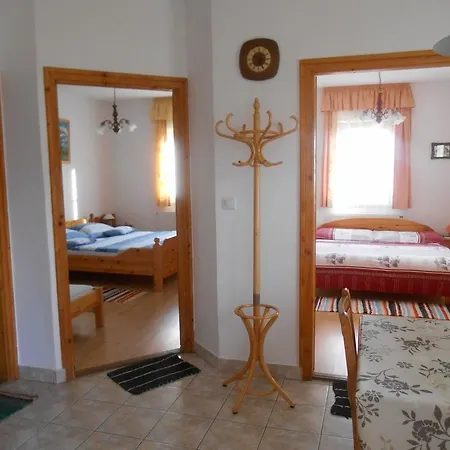 Vendegmarasztalo Porta Konukevi