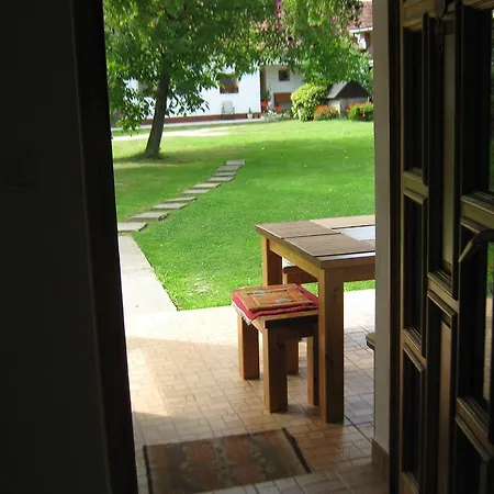 Vendegmarasztalo Porta ゲストハウス