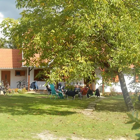 Vendegmarasztalo Porta