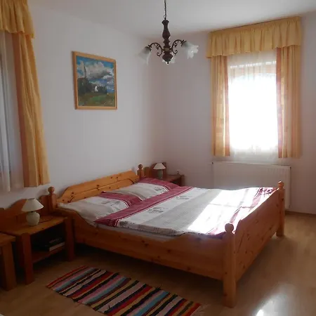 Vendegmarasztalo Porta Szalafő